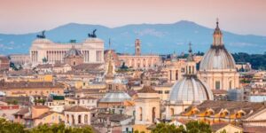 Vista su Roma con la cupola di san Pietro e l'altare della Patria