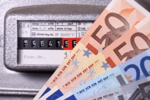 Primo piano di alcune banconote vicino un contatore