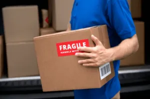 Un pacco con la scritta fragile in rosso