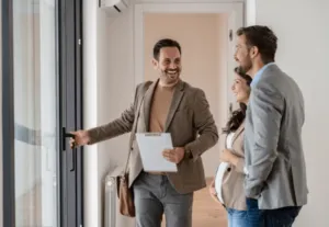 Un'agente immobiliare che accompagna una coppia in dolce attesa nel tour di una casa