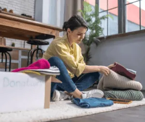 Ragazza che fa decluttering prima del trasloco