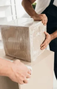 Due traslocatori che controllano due scatole ben imballate