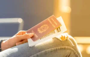 Dettaglio su una mano che afferrano un passaporto italiano