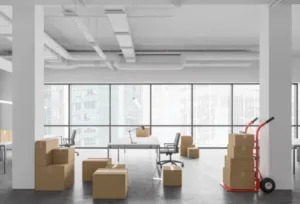 Ufficio pieno di scatoloni imballati