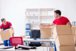 Due traslocatori che si occupano del trasloco di un ufficio