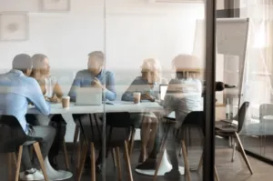 Gruppo di 5 persone durante una riunione di ufficio