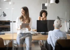 Tre colleghi che si divertono durante una pausa in ufficio