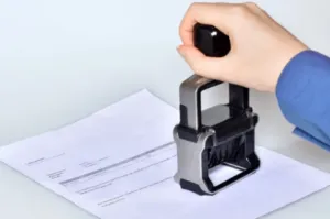 Persona che timbra un documento Persona che timbra un documento
