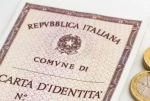 Primo piano della carta d'identità italiana cartacea Primo piano della carta d'identità italiana cartacea