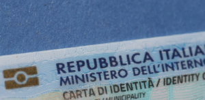 Primo piano di una carta d'identità elettronica italiana 