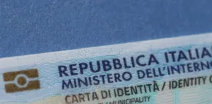 Primo piano di una carta d'identità elettronica italiana Primo piano di una carta d'identità elettronica italiana