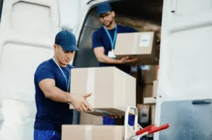 Due spedizionieri che scaricano gli scatoloni