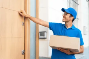 Corriere che bussa alla porta per consegnare il pacco