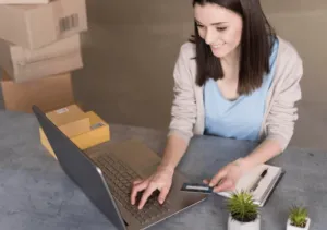 Ragazza che etichetta il suo pacco da spedire