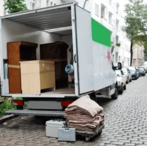 Furgone parcheggiato mentre viene caricato