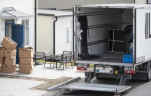Vista su un camion con pedana e con tutte le attrezzature professionali