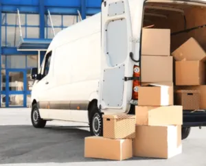 Furgone carico di scatoloni per trasloco in groupage