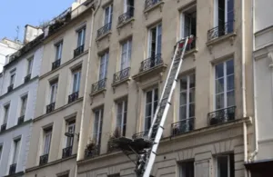 Autoscala che raggiunge una finestra di un appartamento situato al terzo piano Autoscala che raggiunge una finestra di un appartamento situato al terzo piano