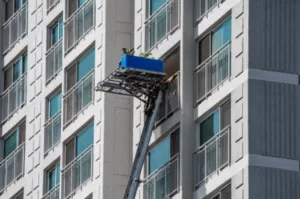 Autoscala con piattaforma aerea carica di scatole e oggetti