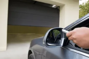 Persona che apre il suo box auto con il telecomando elettrico Persona che apre il suo box auto con il telecomando elettrico