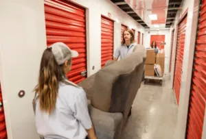 Una coppia mentre trasportano un divano nel self storage