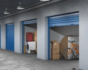 due self storage aperti con all'interno diversi scatoloni e oggetti personali