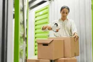 Ragazza che chiude gli scatoloni da custodire nel self storage