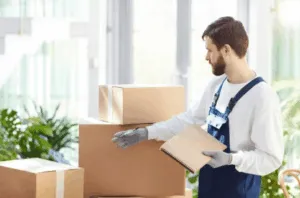 Traslocatore che organizza il trasloco di alcuni scatoloni Traslocatore che organizza il trasloco di alcuni scatoloni