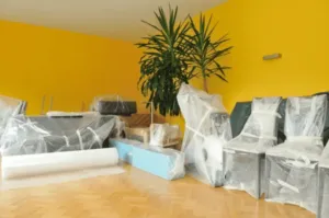 Una stanza piena di mobili imballati