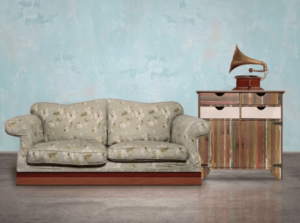 Un divano antico e una cassettiera, con sopra un giradischi, di vecchia data