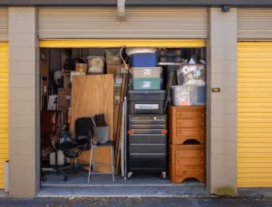 self storage pieno di scatoloni e mobili