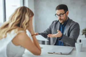 Un uomo e una donna che discutono