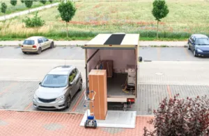 Furgone con pedana parcheggiato in un parcheggio condominiale