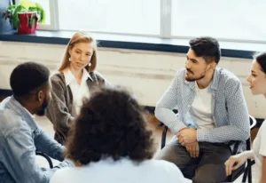 Gruppo di condomini che conversano pacificamente 