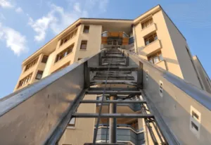 Scala idraulica che porta ad un ultimo piano di un condominio