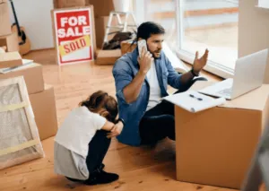 Due traslocatori che caricano gli scatoloni sul furgone