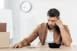 Ragazzo seduto mentre guarda i soldi che gli rimangono