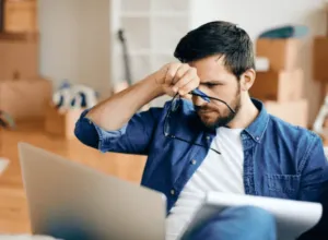 Ragazzo stressato per organizzazione difficile Ragazzo stressato per organizzazione difficile