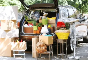 City car piena di scatoloni ed altri oggetti