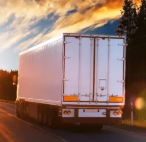 Tir mentre viaggia su strada Tir mentre viaggia su strada