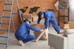 Due traslocatori che si occupano dell'imballaggio di una scatola Due traslocatori che si occupano dell'imballaggio di una scatola