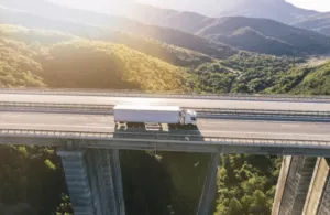 Un camion che attraversa un ponte Un camion che attraversa un ponte