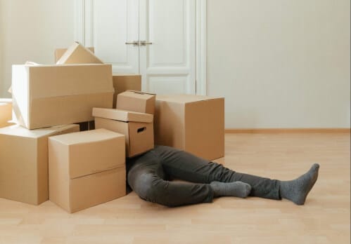 Un uomo sepolto dagli scatoloni Un uomo sepolto dagli scatoloni