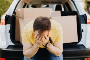 Un uomo amareggiato durante il trasloco fai da te Un uomo amareggiato durante il trasloco fai da te