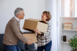 Una coppia adulta che solleva degli scatoloni da trasloco Una coppia adulta che solleva degli scatoloni da trasloco