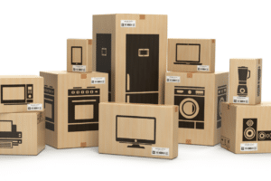 Una serie di scatoloni con simboli di elettrodomestici impressi