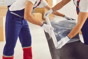 Due traslocatori che imballano una sedia Due traslocatori che imballano una sedia